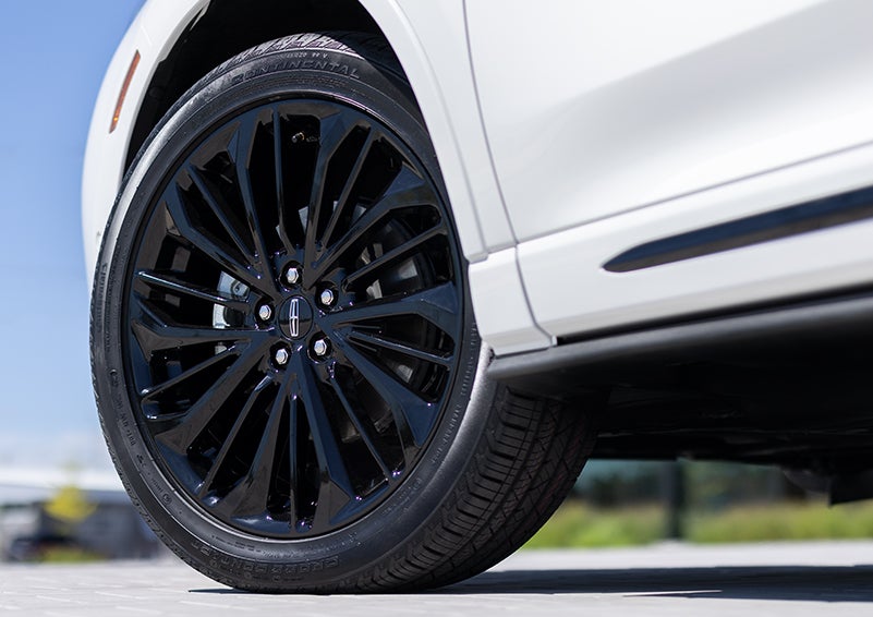 The stylish blacked-out 20-inch wheels from the available Jet Appearance Package are shown. | Irwin Lincoln in Freehold NJ