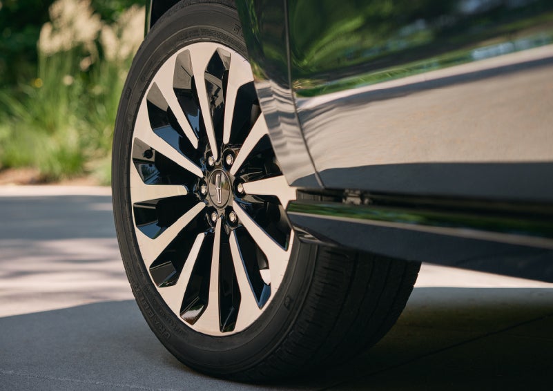 A detail shot of the Lincoln Reserve model available 22-inch 12-spoke Bright-Machined aluminum wheels | Irwin Lincoln in Freehold NJ